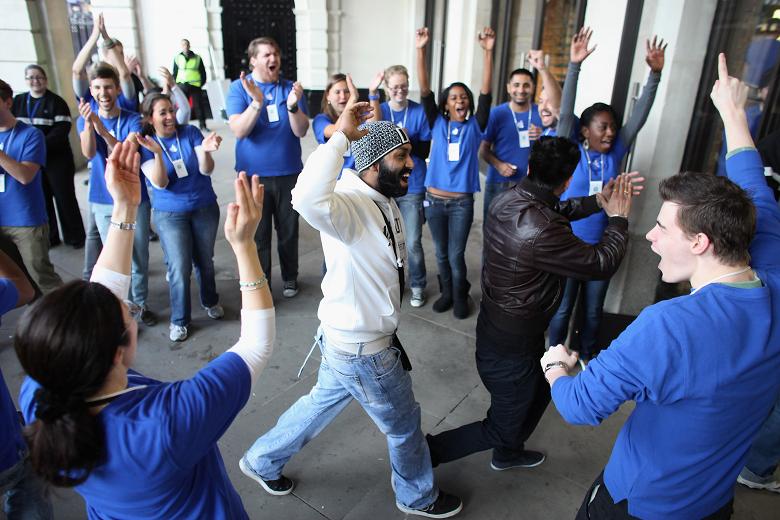 Apple applause as leave store